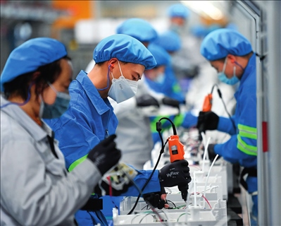 工人在浙江沁園水處理科技有限公司生產(chǎn)車間組裝家用凈水產(chǎn)品（2023年3月22日攝）。黃宗治攝/本刊