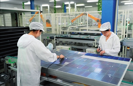 在浙江省臺州市黃巖區(qū)省級專精特新“小巨人”企業(yè)浙江公元新能源科技股份有限公司，工作人員生產(chǎn)太陽能電池組（2023年8月9日攝）。翁忻旸攝/本刊