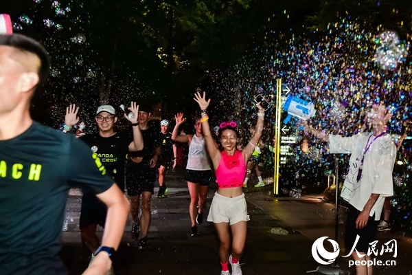 運(yùn)動愛好者參加上海外灘楓徑NIKE熒光跑。圖片由BFC外灘金融中心提供