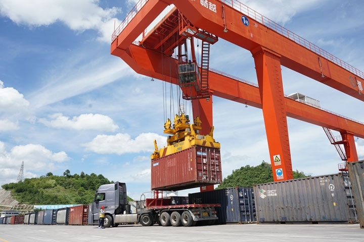 在貴陽國際陸港，正在作業(yè)的龍門吊。貴陽綜保區(qū)供圖