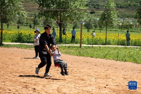8月12日，游客在寧夏固原市涇源縣大灣鄉(xiāng)楊嶺村玩耍。新華社記者 李旭倫 攝