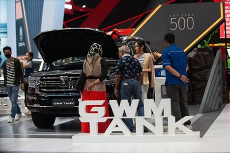 印尼消費者參觀長城汽車的展臺。趙猛 攝