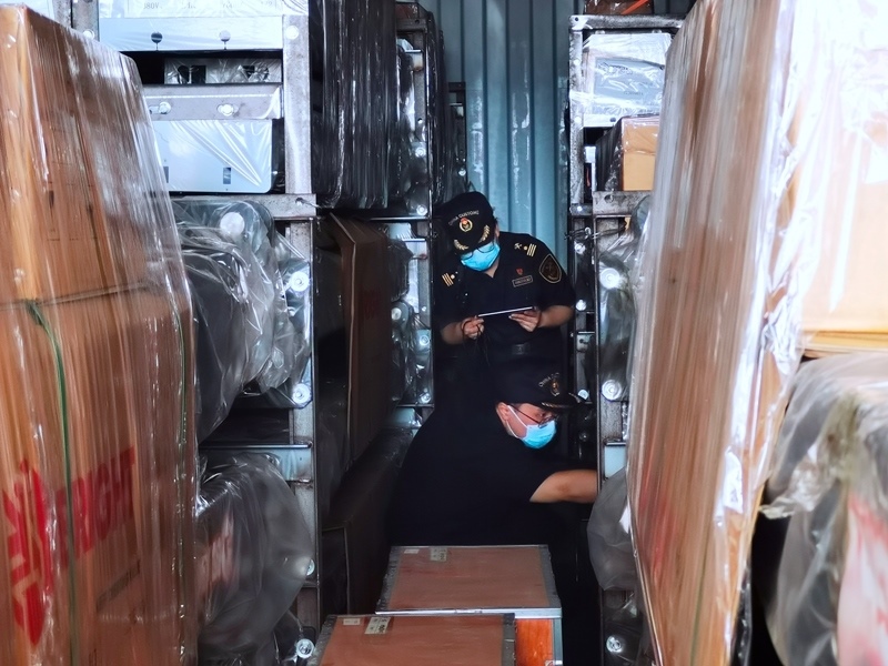 關員利用工業(yè)內(nèi)窺鏡在集裝箱內(nèi)進行查驗。人民網(wǎng)記者 栗翹楚攝
