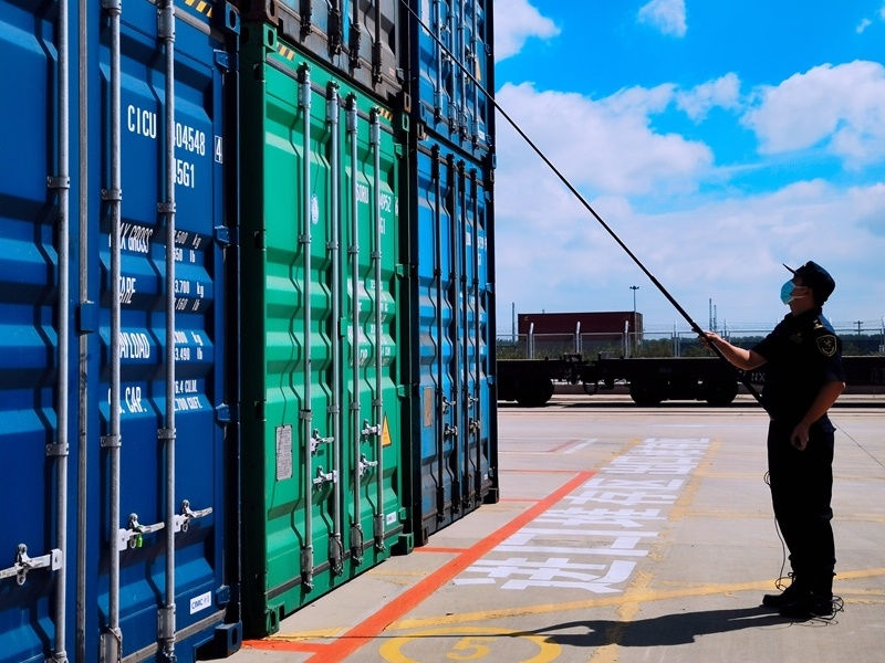 關員利用工業(yè)內(nèi)窺鏡檢查箱號、鎖號、封志情況。人民網(wǎng)記者 栗翹楚攝