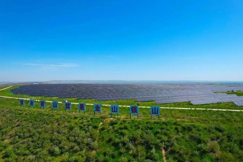 勝利能源露天礦排土場(chǎng)15.3萬(wàn)千瓦光伏電站并網(wǎng)發(fā)電。受訪者供圖
