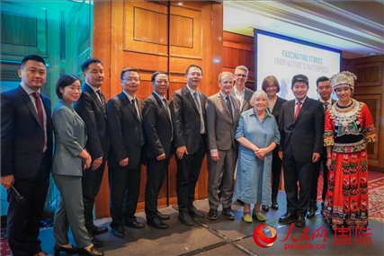 張家界文化旅游推介會部分嘉賓合影。人民網(wǎng) 郭錦標(biāo)攝