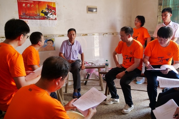 江西上饒“千村調(diào)查”分隊(duì)于余干縣上西源村入戶調(diào)查。校方供圖