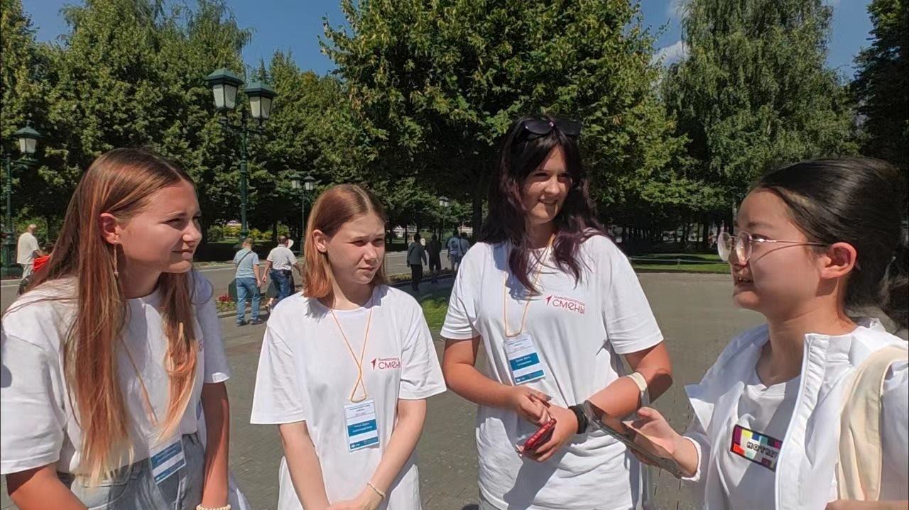 調(diào)研團(tuán)在街頭采訪。北京外國語大學(xué)供圖