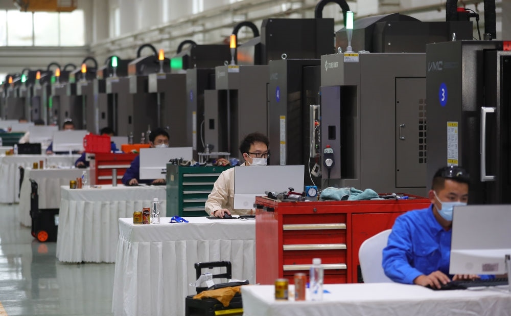 參賽選手在在2022“一帶一路”暨金磚國家技能發(fā)展與技術(shù)創(chuàng)新之“通用技術(shù)杯”數(shù)控多軸加工大賽中比拼（2022年11月10日攝）。新華社記者 楊青 攝