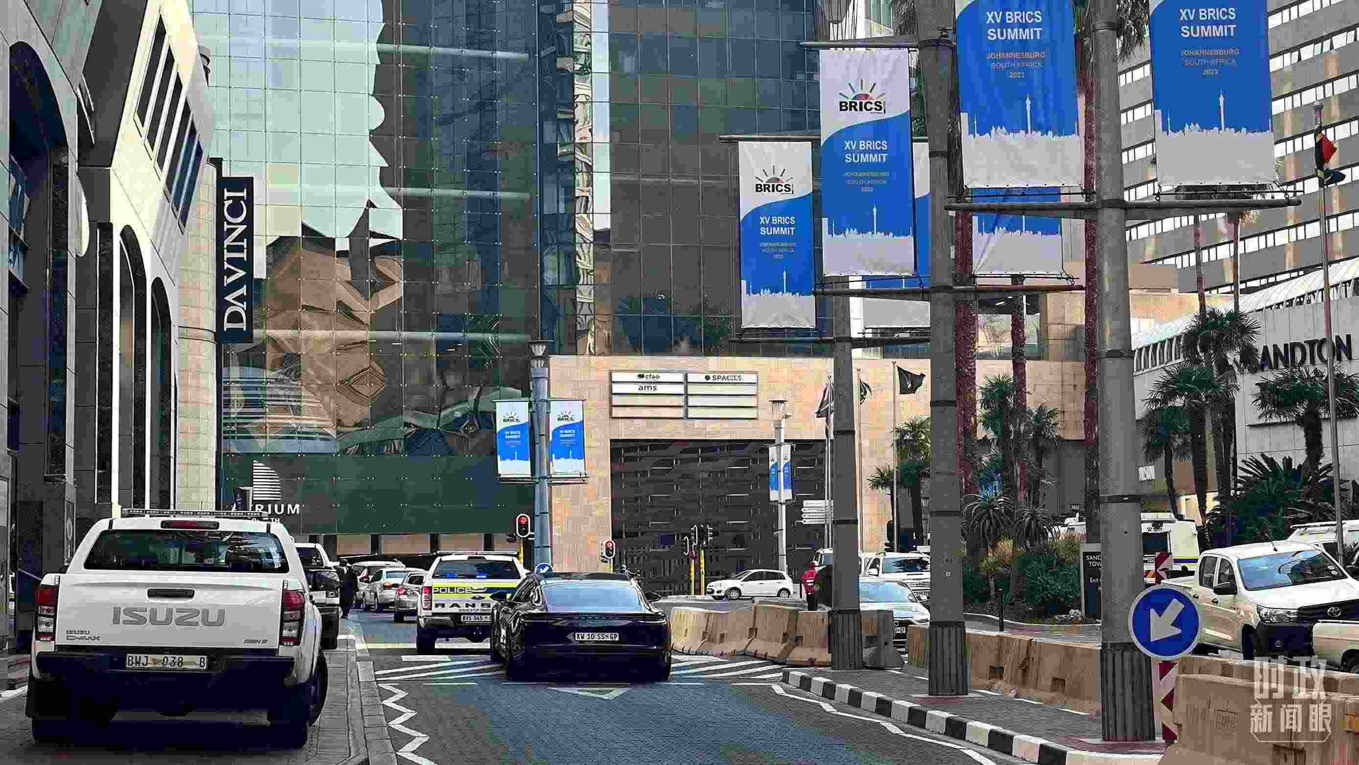 △約翰內(nèi)斯堡，街頭懸掛金磚峰會條幅。（總臺央視記者韓銳拍攝）