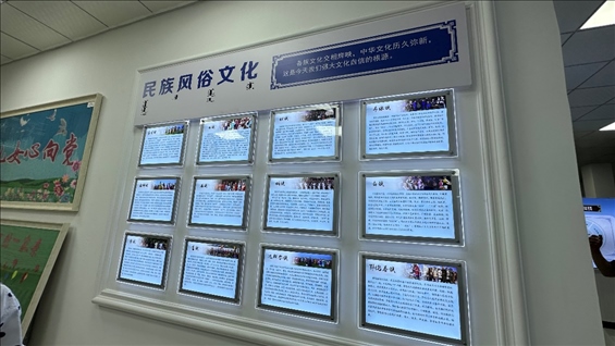 社區(qū)服務(wù)中心內(nèi)民族風(fēng)俗文化墻。人民網(wǎng)記者 金洪花攝