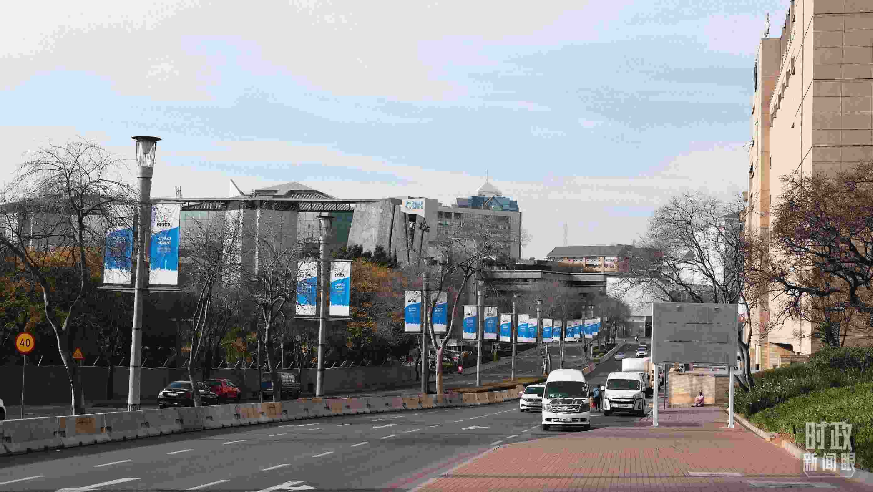 △約翰內(nèi)斯堡，街頭懸掛金磚峰會條幅。（總臺央視記者盧心雨拍攝）