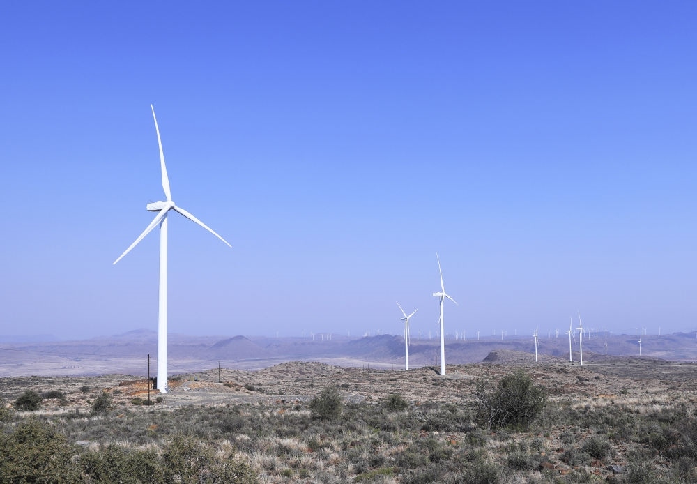 這是在南非北開普省德阿鎮(zhèn)拍攝的德阿風(fēng)電項(xiàng)目風(fēng)機(jī)（2023年8月10日攝）。由中國(guó)龍?jiān)措娏瘓F(tuán)南非公司運(yùn)營(yíng)的德阿風(fēng)電項(xiàng)目每年發(fā)電量超過7.5億千瓦時(shí)，相當(dāng)于節(jié)約20多萬噸標(biāo)準(zhǔn)煤，減排二氧化碳約70萬噸。