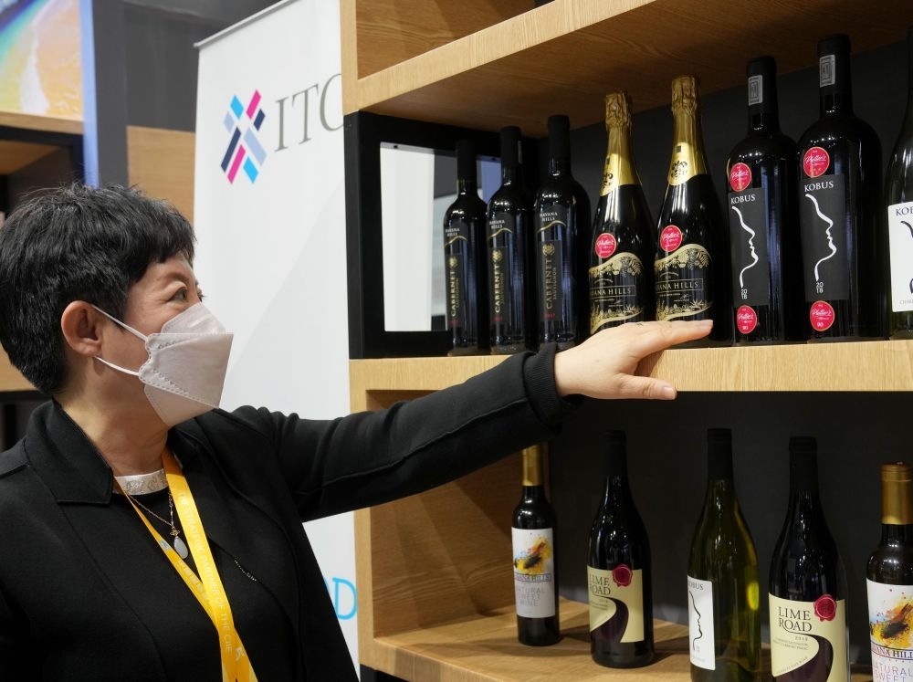 這是在中國(guó)上海舉行的第五屆進(jìn)博會(huì)上拍攝的來自南非的葡萄酒（2022年11月7日攝）。