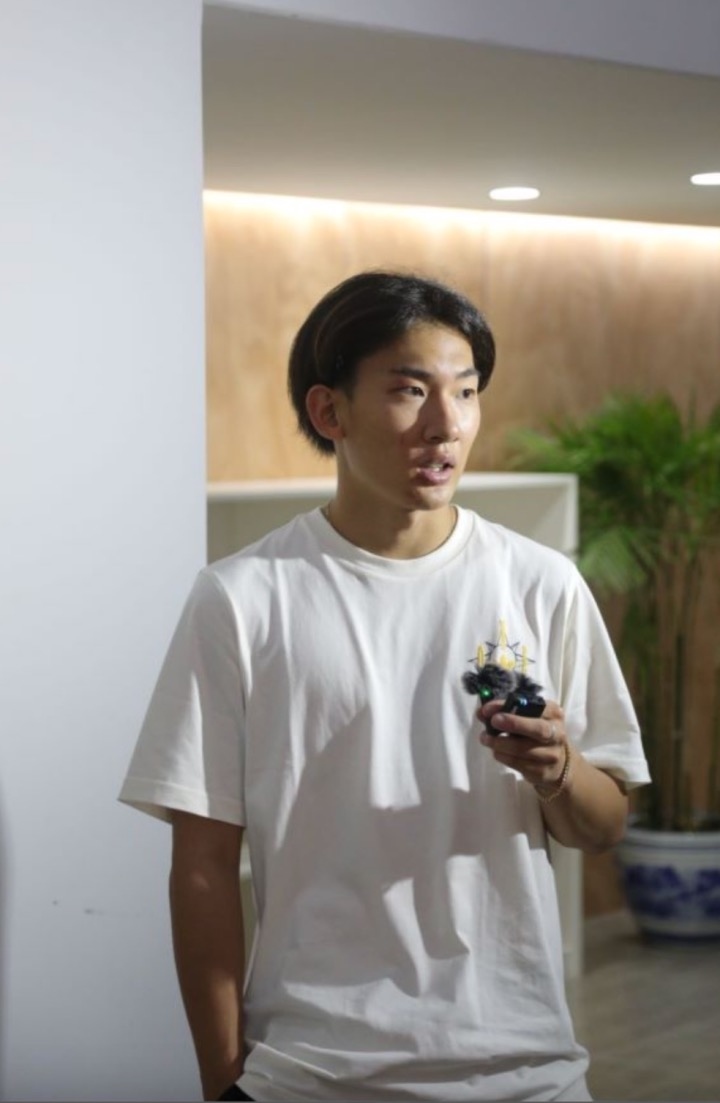 蘇翊鳴接受媒體采訪。