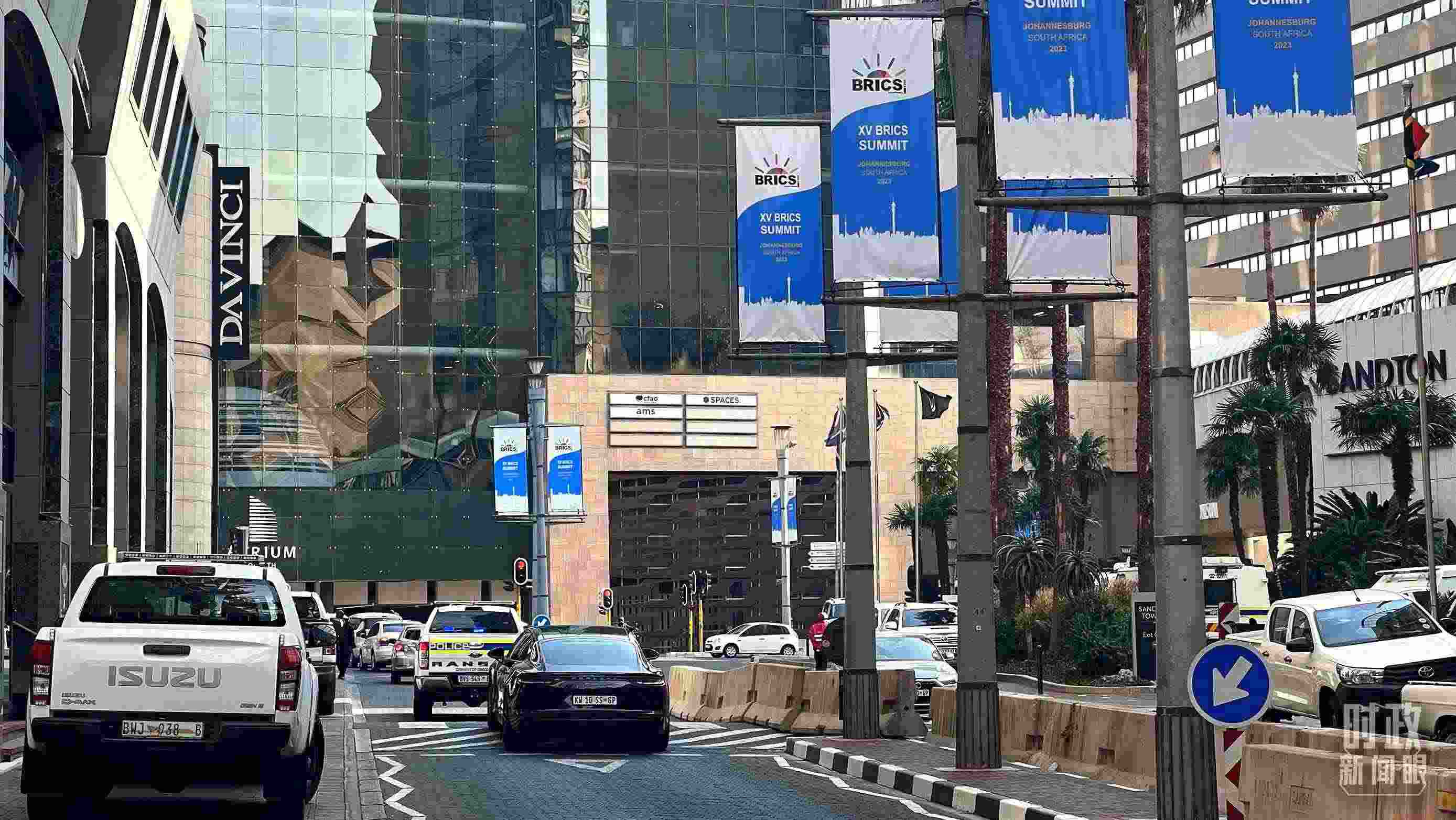 △約翰內(nèi)斯堡街頭的金磚元素。（總臺(tái)央視記者程鋮拍攝）