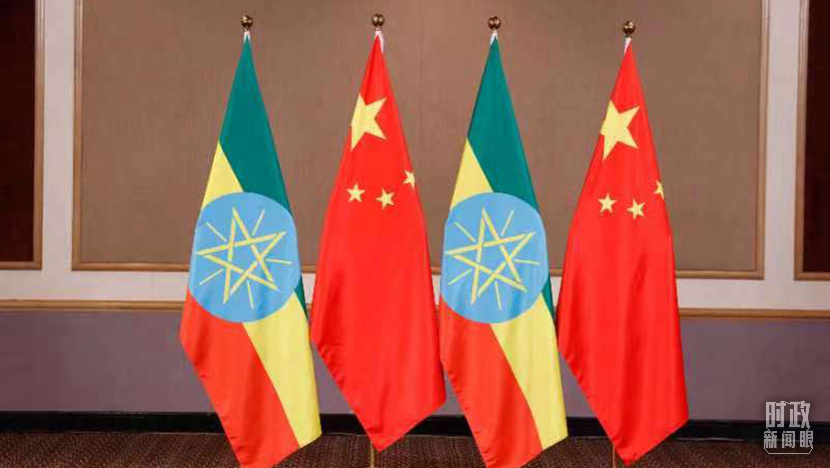△會(huì)見現(xiàn)場(chǎng)的中國(guó)、埃塞兩國(guó)國(guó)旗。（總臺(tái)央視記者耿小龍拍攝）