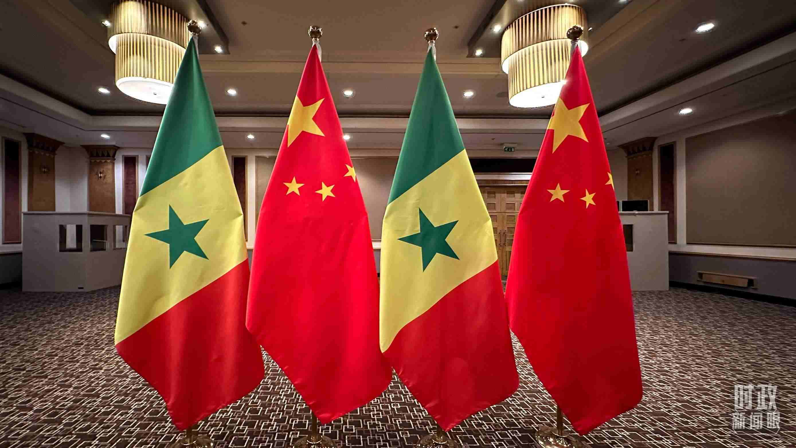 △會(huì)見現(xiàn)場(chǎng)的中塞兩國(guó)國(guó)旗。（總臺(tái)央視記者盧心雨拍攝）