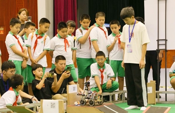 青少年學(xué)生現(xiàn)場(chǎng)觀看比賽。北京工商大學(xué)供圖