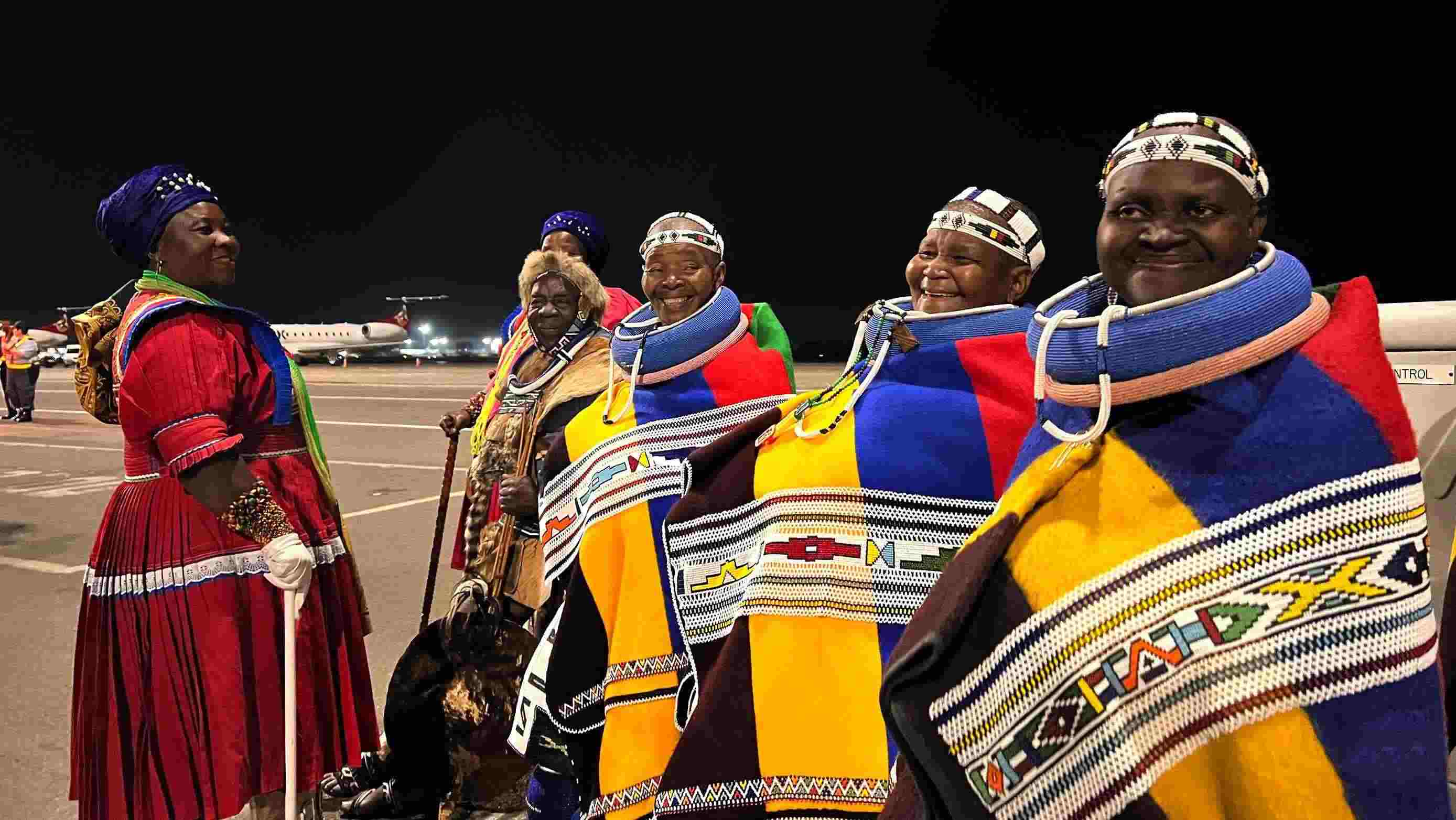 當(dāng)?shù)貢r(shí)間2023年8月21日晚，習(xí)近平主席乘坐的專機(jī)抵達(dá)南非約翰內(nèi)斯堡坦博國(guó)際機(jī)場(chǎng)，這是身穿民族服飾迎接的當(dāng)?shù)厝罕姟? width=