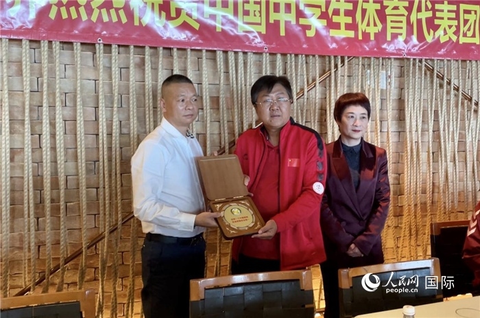 巴西中國(guó)和平統(tǒng)一促進(jìn)會(huì)會(huì)長(zhǎng)王俊曉向中國(guó)中學(xué)生體育代表團(tuán)團(tuán)長(zhǎng)劉立新贈(zèng)送紀(jì)念品。人民網(wǎng)記者 宋亦然攝