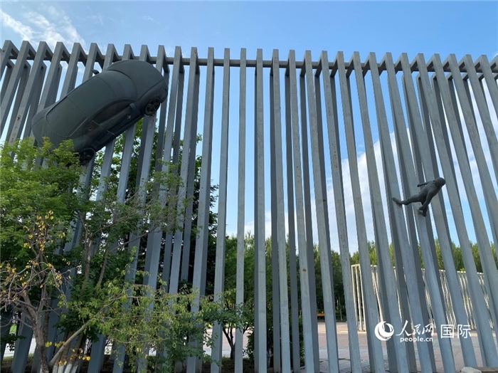 長春國際汽車公園中的立體雕塑。人民網(wǎng) 宋歌攝