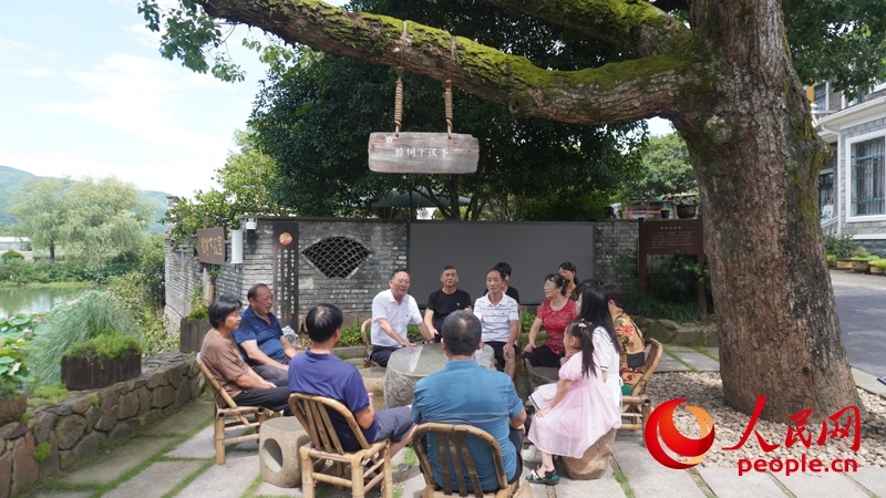 余杭區(qū)徑山鎮(zhèn)小古城村村民在“樟樹(shù)下議事”。人民網(wǎng)肖聰聰攝