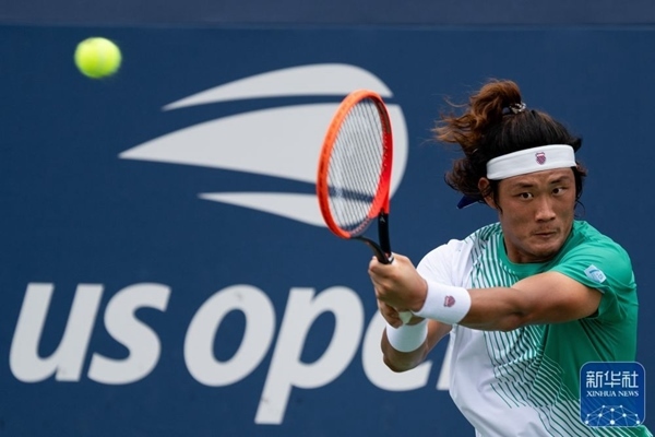 張之臻在比賽中回球。新華社記者 劉杰 攝