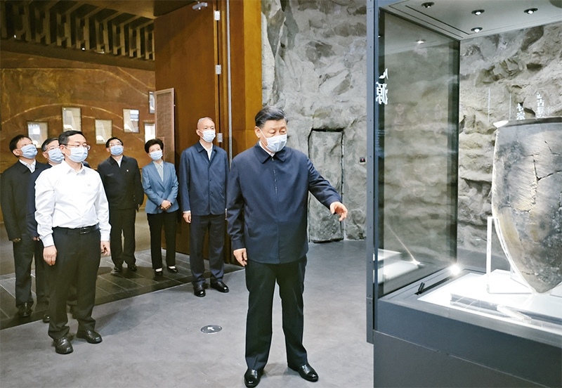 2023年6月2日，中共中央總書記、國家主席、中央軍委主席習(xí)近平在北京出席文化傳承發(fā)展座談會并發(fā)表重要講話。這是座談會前，習(xí)近平2日下午在中國歷史研究院考察。 新華社記者 鞠鵬/攝