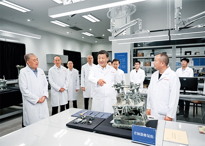 2023年7月25日至27日，中共中央總書記、國家主席、中央軍委主席習(xí)近平在四川考察。這是26日下午，習(xí)近平在位于德陽市廣漢市的三星堆博物館文物保護(hù)與修復(fù)館，同現(xiàn)場工作人員親切交流。 新華社記者 謝環(huán)馳/攝