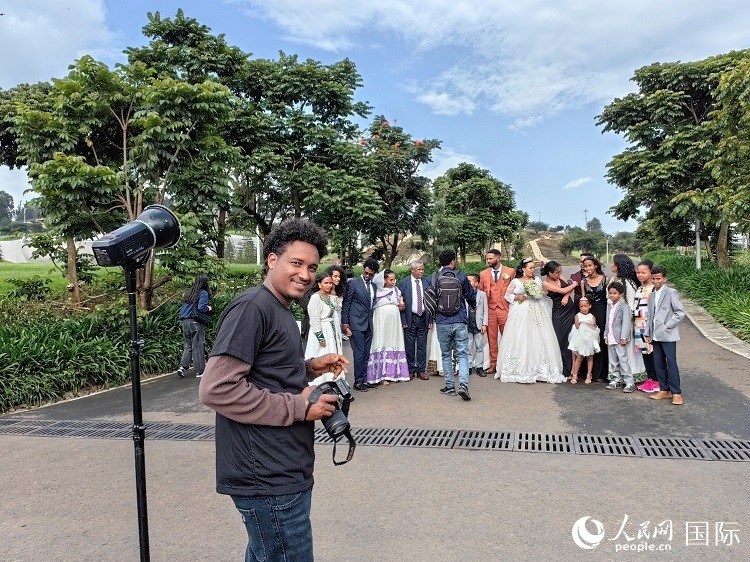 一對(duì)新人和親友在亞的斯亞貝巴友誼廣場(chǎng)合影。人民網(wǎng)記者 陳星星攝