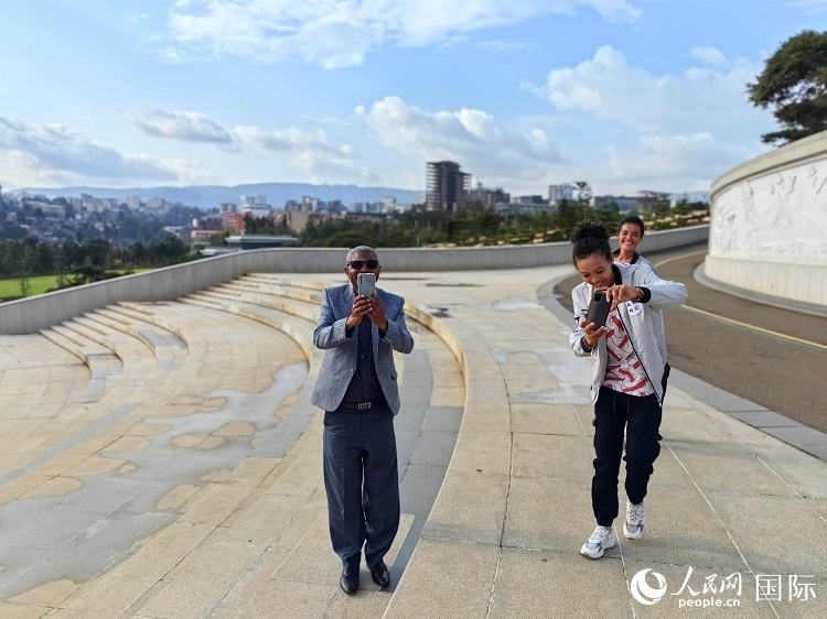 亞的斯亞貝巴友誼廣場(chǎng)的游客與人民網(wǎng)記者互動(dòng)。人民網(wǎng)記者 陳星星攝
