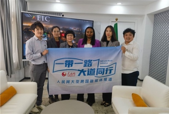 埃塞俄比亞投資委主任萊利斯（右三）、萬巧云（左二）與人民網(wǎng)記者合影。