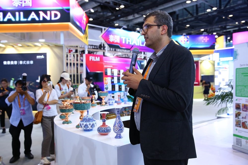 9月1日，參展商在國(guó)家會(huì)議中心向媒體記者介紹展臺(tái)信息。新華社記者 孫瑋彤 攝