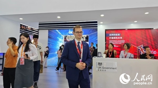 9月2日，英國館館長、英國商業(yè)貿(mào)易部市場推廣主管康鵬接受人民網(wǎng)記者采訪。人民網(wǎng)記者 趙雯博攝