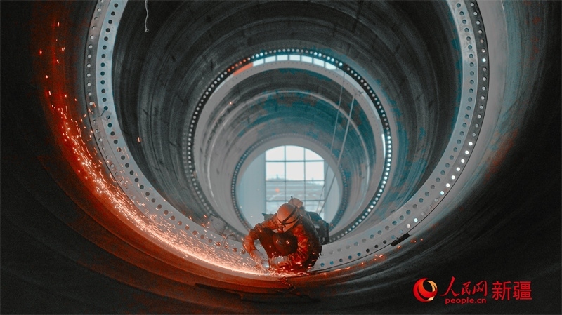中國水利水電四局（塔城）裝備制造基地，工人們正在開展作業(yè)。 人民網(wǎng) 李欣洋攝