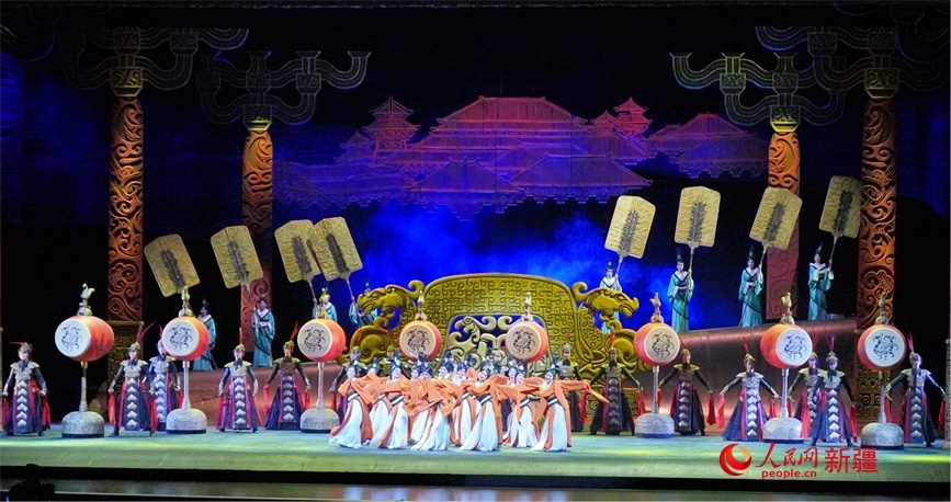 第六屆中國新疆國際民族舞蹈節(jié)開幕式上演出的歷史題材舞劇《張騫》。 人民網(wǎng) 李欣洋攝