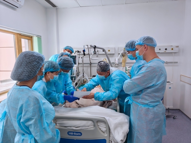 中哈專家團隊完成哈國首例離體肝切和自體肝移植術。 新疆醫(yī)科大學第一附屬醫(yī)院供圖