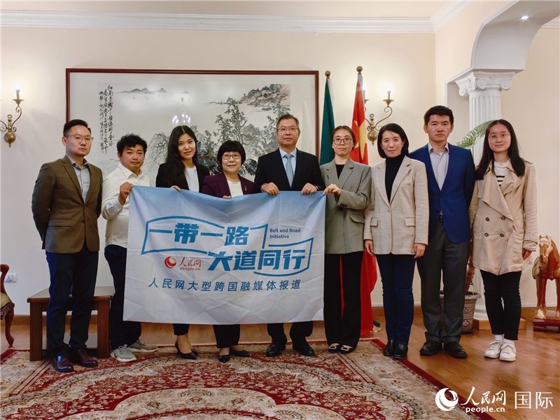 胡長春大使、駐非盟使團(tuán)工作人員與人民網(wǎng)記者合影。