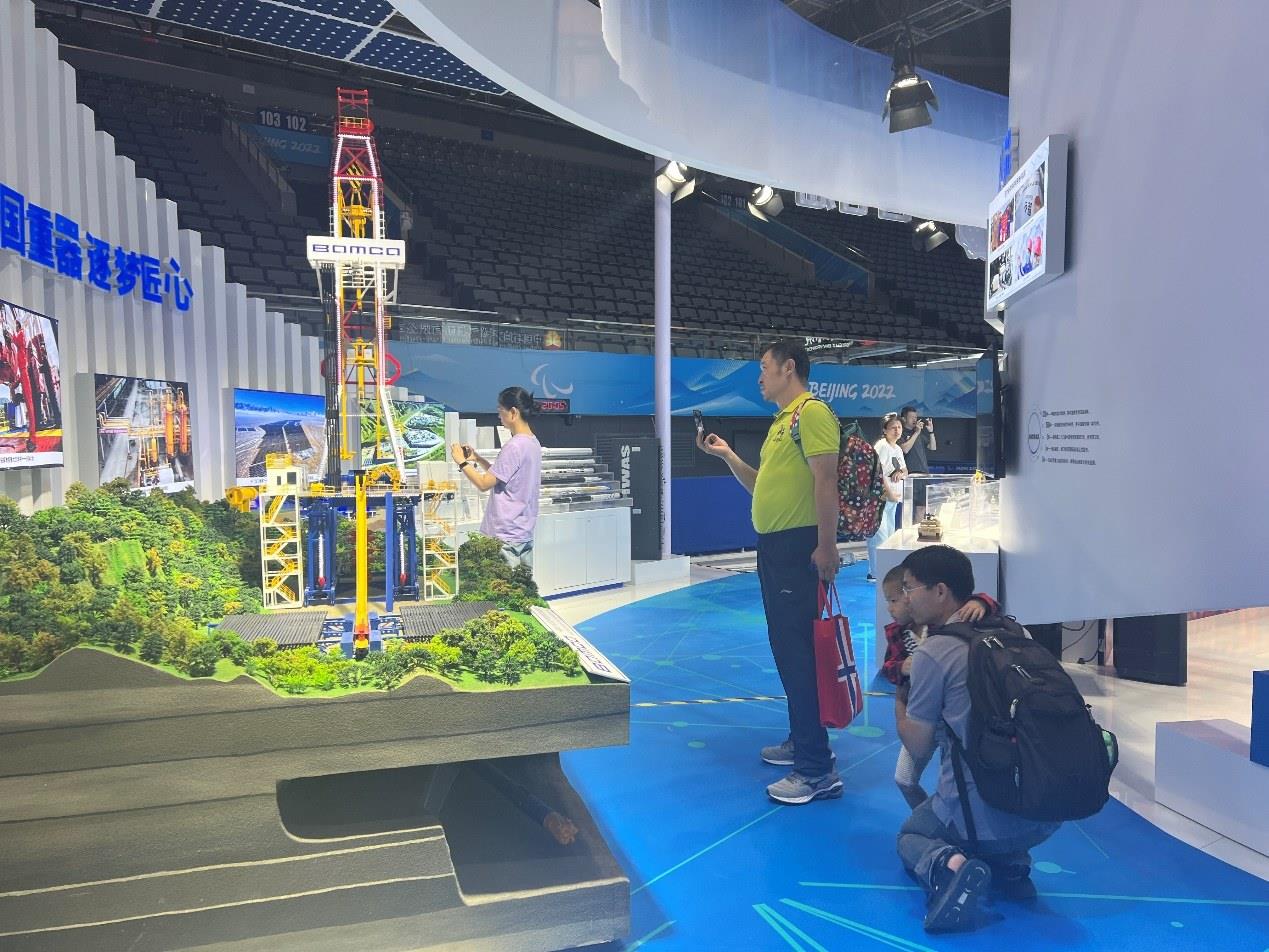 觀展群眾在國(guó)家體育館環(huán)境服務(wù)展區(qū)。人民網(wǎng) 歐陽易佳攝