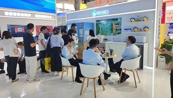 銀行機(jī)構(gòu)“勞動者港灣”的服務(wù)理念，吸引觀展群眾上前咨詢。人民網(wǎng)記者 李彤?dāng)z