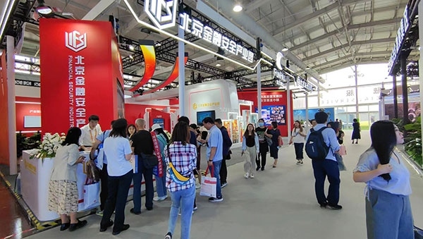 金融安全、投資者教育是金融服務(wù)展區(qū)知識科普的重要展示環(huán)節(jié)。人民網(wǎng)記者 李彤?dāng)z