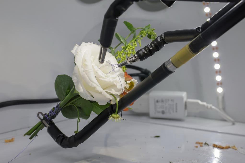 9月4日，在服貿(mào)會首鋼園區(qū)北京友誼醫(yī)院展臺，圖邁單臂腔鏡手術(shù)機(jī)器人用手術(shù)線打結(jié)。新華社記者 張玉薇 攝