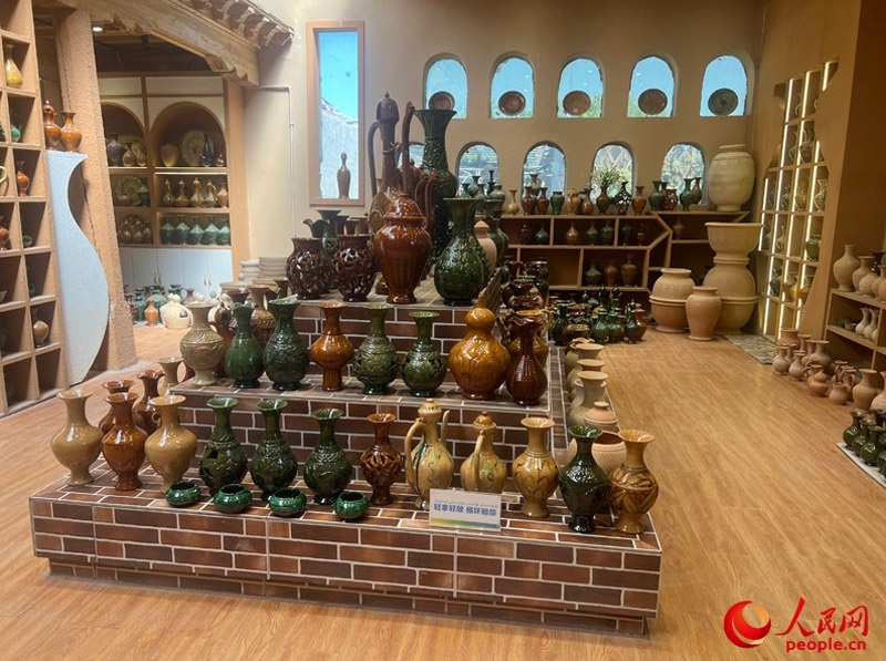 土陶展覽館內(nèi)展示的精美土陶制品。人民網(wǎng)記者 常雪梅攝