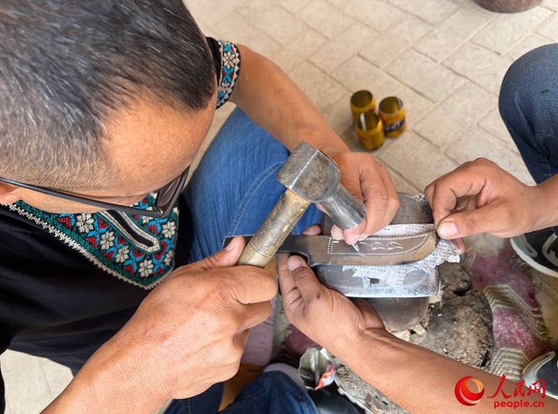 手工制作英吉沙小刀。人民網(wǎng)記者 常雪梅攝
