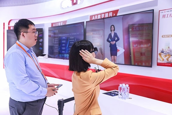 在工商銀行展臺(tái)，數(shù)字員工“工曉伴”與觀展游客互動(dòng)。受訪者供圖