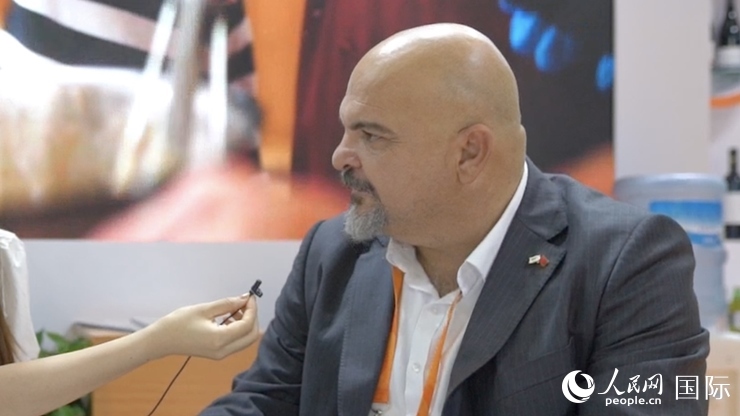 塞浦路斯首席經(jīng)濟商務(wù)參贊歐陽路接受記者采訪。人民網(wǎng) 王禹蘅攝