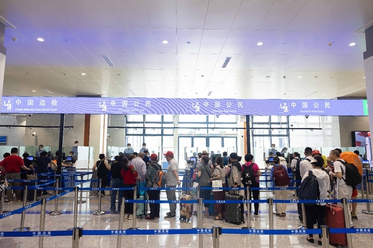 乘坐中老鐵路國際旅客列車的旅客在磨憨邊檢大廳排隊候檢。黃遠(yuǎn)飛 攝