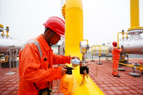 西氣東輸湖廣輸氣分公司員工在投產(chǎn)現(xiàn)場進(jìn)行天然氣驗(yàn)漏檢測。唐瑋峰攝