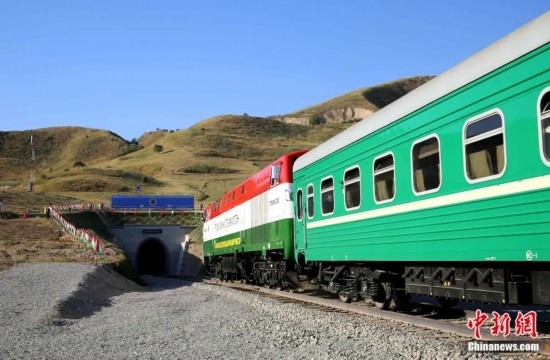 2016年8月24日，塔吉克斯坦“瓦赫達特-亞灣”鐵路通車。這是絲綢之路經濟帶框架下首個開工并建成的鐵路項目，具標志性意義。圖為火車進入由中鐵十九局集團有限公司承建的隧道。文龍杰 攝